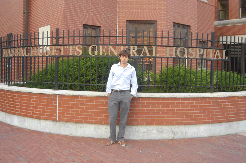 El Dr. Cruz, en los exteriores del Massachusetts General Hospital de Boston.