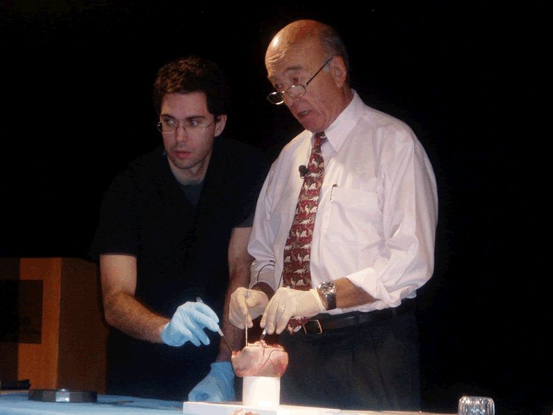 El Dr. Solís junto al cirujano cardiaco Dr. Carlos Gómez-Durán en un seminario celebrado en San Diego (California).